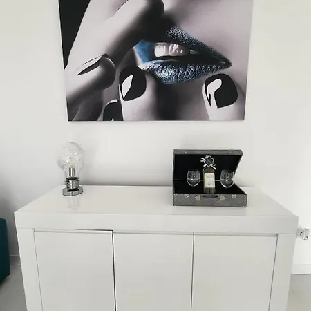 Przytulny Z Kominkiem Przy Jeziorze Apartment
